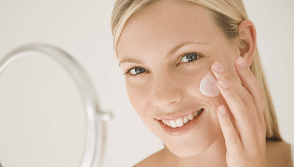 yüz cildini gençleştirmek için bir krem ​​kullanmak